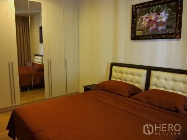 คอนโด ให้เช่าในWatthana, Bangkok - มุมห้องนอนพร้อมตู้เสื้อผ้าบิวท์อินบานกระจกและหัวเตียงบุหนัง