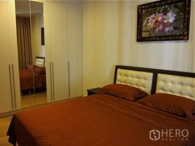 คอนโด ให้เช่าในWatthana, Bangkok - มุมห้องนอนพร้อมตู้เสื้อผ้าบิวท์อินบานกระจกและหัวเตียงบุหนัง