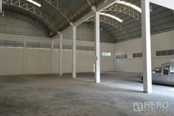 货栈 出租在Samut Sakhon - 空旷的仓库大厅，带采光窗、通风窗和白色支柱。