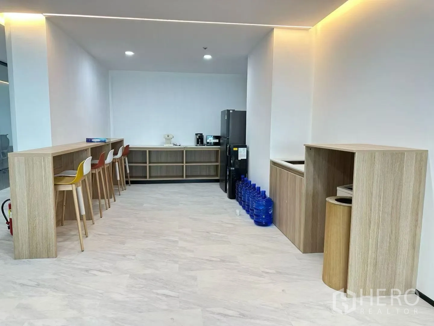 สำนักงาน for rent in Huai Khwang, Bangkok - แพนทรีพร้อมเคาน์เตอร์บาร์ เก้าอี้สูง ตู้เก็บของ ตู้เย็น และน้ำดื่มเติมได้
