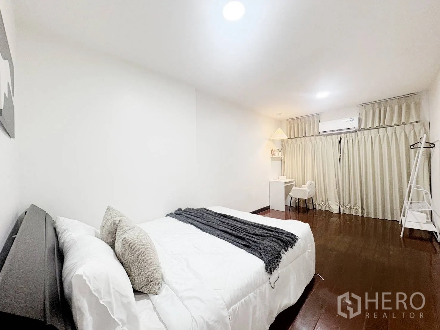 บ้านเดี่ยว for rent in Huai Khwang, Bangkok - ห้องนอนกว้าง เตียง โต๊ะทำงาน แอร์ ผ้าม่าน และชั้นวางทรงบันได