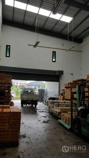คลังสินค้า ขายในBang Kapi, Bangkok - โซนโหลดสินค้าทะลุเข้าออกได้ ประตูสูง รองรับรถยก
