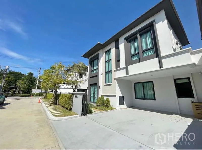 Detached House for rent in Bang Phli, Samut Prakan - Contemporary two-storey detached house with wide driveway and neat hedges on a quiet street.