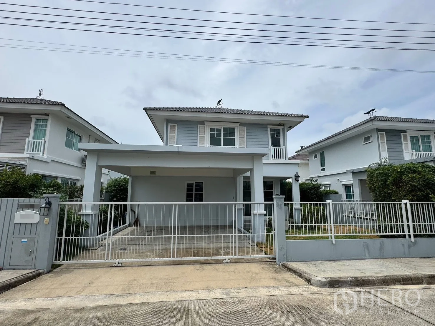 บ้านเดี่ยว for rent in Bang Phli, Samut Prakan - ด้านหน้าบ้านเดี่ยวสองชั้น พร้อมรั้วประตูและที่จอดรถมีหลังคา