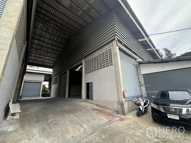 货栈 出租在Khlong Sam Wa, Bangkok - 高挑雨棚装卸区，多扇卷闸门，混凝土场地与停车区