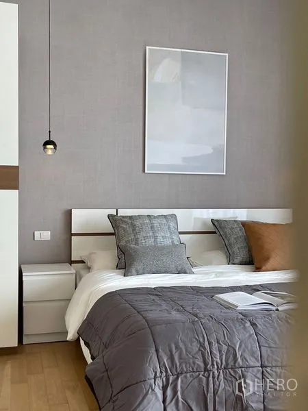 คอนโด ให้เช่าในWatthana, Bangkok - ห้องนอนอบอุ่นเตียงหัวเตียงบุนวม โต๊ะข้าง และชุดเครื่องนอนโทนสุภาพ