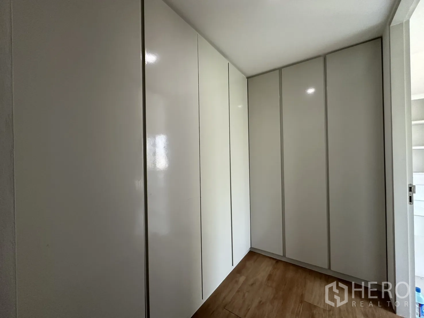 Home Office for rent in Phra Khanong, Bangkok - Room with floor-to-ceiling fitted wardrobes and wood flooring.