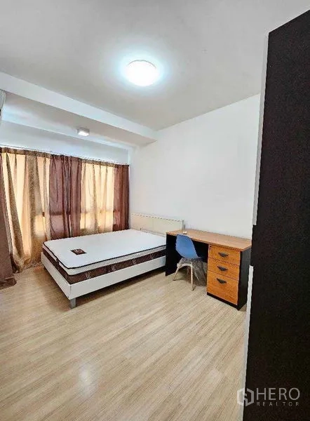 สำนักงานที่บ้าน ให้เช่าหรือขายในSuan Luang, Bangkok - ห้องนอนพร้อมเตียง โต๊ะทำงาน และผ้าม่านยาวจรดพื้น