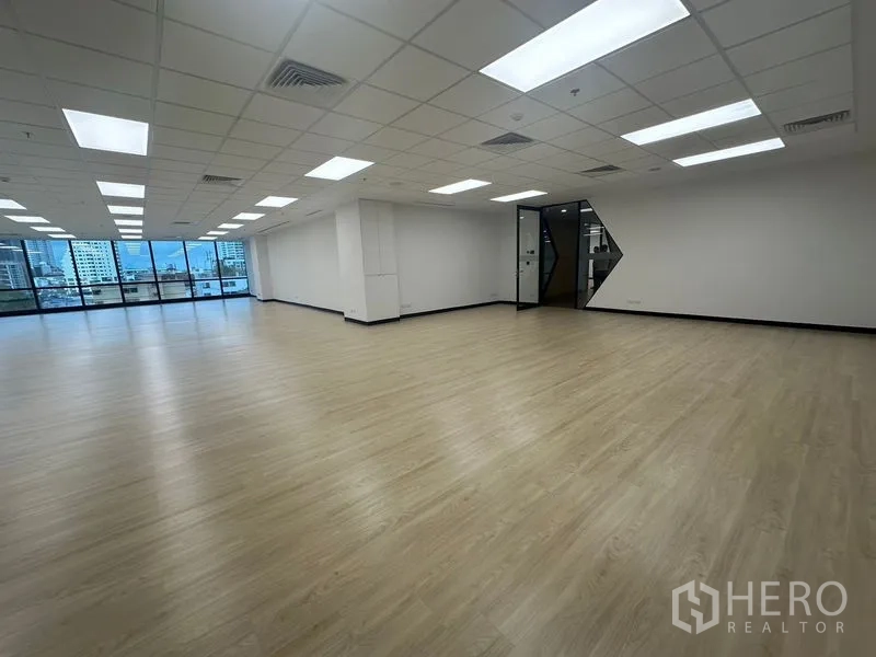 สำนักงาน ให้เช่าในChatuchak, Bangkok - พื้นที่สำนักงานเปิดโล่ง 215 ตร.ม. พื้นลามิเนตลายไม้ ไฟ LED เพดาน และวิวเมือง