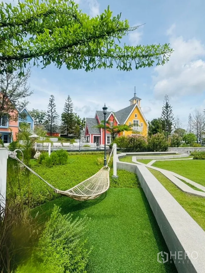 联排别墅 出租在Prawet, Bangkok - 社区花园，吊床与多彩北欧风小屋。