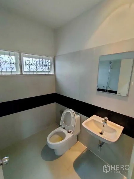 ทาวน์เฮาส์ ให้เช่าในKhlong Toei, Bangkok - ห้องน้ำโทนขาวดำ มีโถสุขภัณฑ์ อ่างล้างหน้า กระจก และฝักบัว