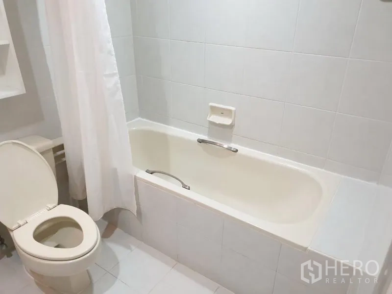 คอนโด ให้เช่าในWatthana, Bangkok - ห้องน้ำกระเบื้องสีขาวสะอาด พร้อมอ่างอาบน้ำ ฝักบัว และโถสุขภัณฑ์