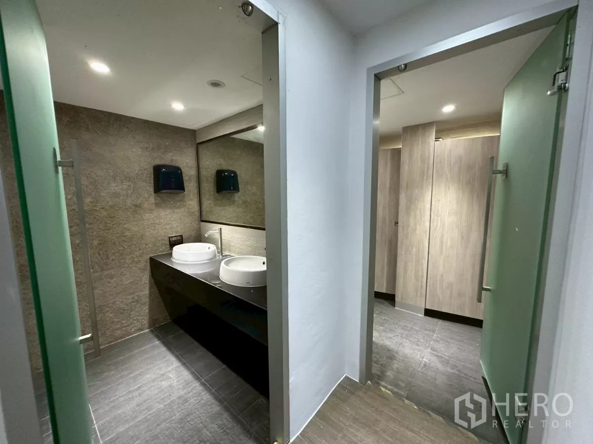 สำนักงาน ให้เช่าในKhlong Toei, Bangkok - ห้องน้ำสมัยใหม่ อ่างล้างหน้าคู่ กระจกบานใหญ่ และห้องสุขาส่วนตัว
