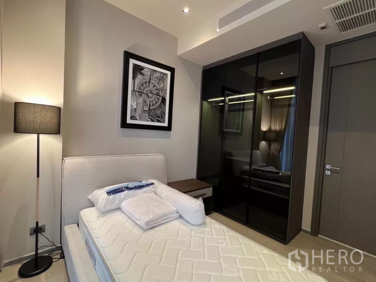คอนโด ให้เช่าในWatthana, Bangkok - ห้องนอนสองพร้อมเตียง โคมไฟยืน และตู้เสื้อผ้าบิวท์อินบานเงา