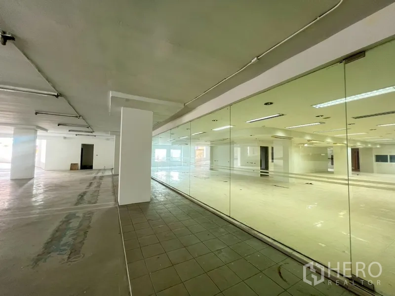 展厅 出租在Khlong Toei, Bangkok - 带镜面玻璃墙的停车层，可眺望内部展示空间。