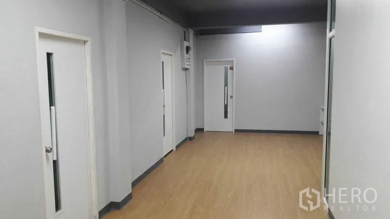 อาคารพาณิชย์ ให้เช่าในKhlong Toei, Bangkok - มุมมองตรงข้ามของทางเดิน พื้นไม้ เพดานสีเทา