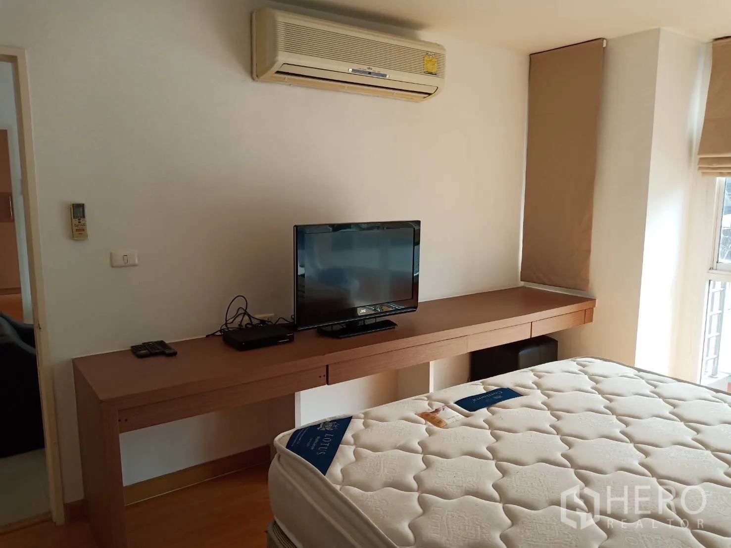 คอนโด ให้เช่าหรือขายในKhlong Toei, Bangkok - ห้องนอนหลักมีโต๊ะวางทีวีแบบยาว เครื่องปรับอากาศ และทีวีจอแบน