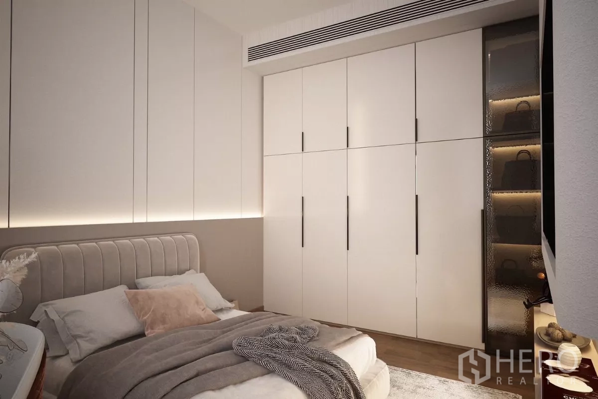บ้าน ให้เช่าหรือขายในPrawet, Bangkok - ตู้เสื้อผ้าบิลท์อินดีไซน์เรียบ พร้อมตู้โชว์ไฟส่องในห้องนอน