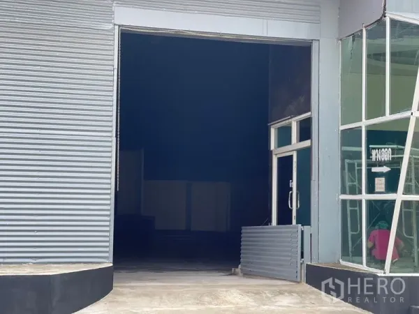 คลังสินค้า ให้เช่าในSam Phran, Nakhon Pathom - ท่าขนถ่ายสินค้าพร้อมประตูม้วนขนาดใหญ่และประตูกระจกด้านข้าง