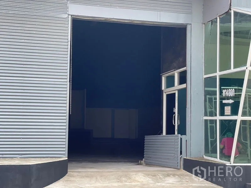 คลังสินค้า ให้เช่าในSam Phran, Nakhon Pathom - ท่าขนถ่ายสินค้าพร้อมประตูม้วนขนาดใหญ่และประตูกระจกด้านข้าง