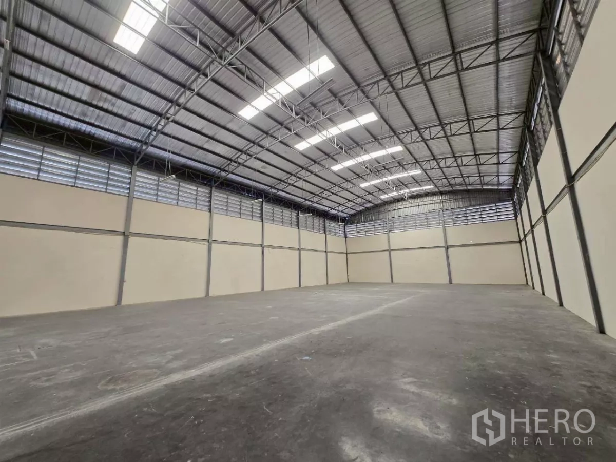 โรงงาน ให้เช่าหรือขายในMueang Samut Sakhon, Samut Sakhon - ภายในโกดังโปร่งโล่งไร้เสากลาง หลังคาโครงเหล็กสูง มีช่องลมและพื้นคอนกรีต
