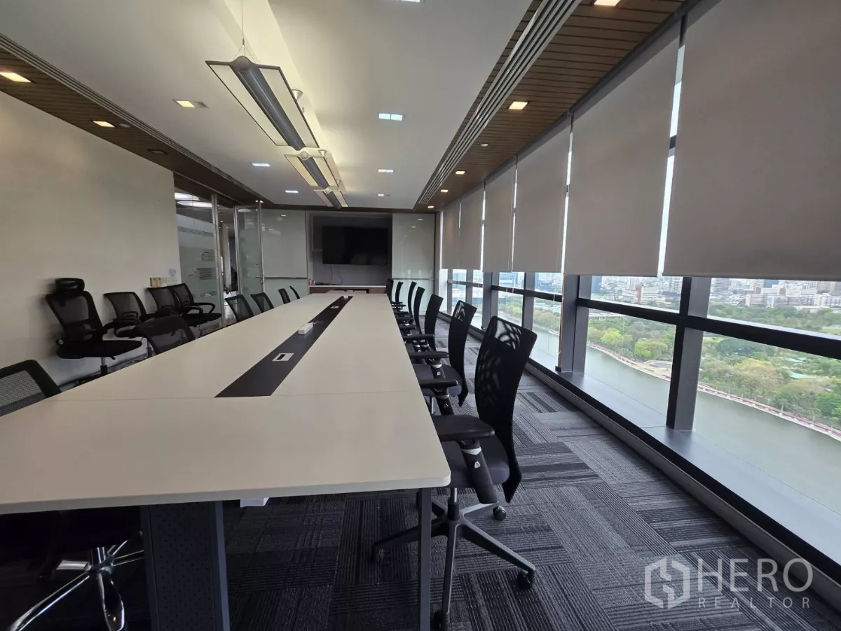 สำนักงาน ให้เช่าในWatthana, Bangkok - ห้องประชุมยาว โต๊ะคอนเฟอเรนซ์ เก้าอี้ตามหลักสรีรศาสตร์ วิวแม่น้ำและสวน