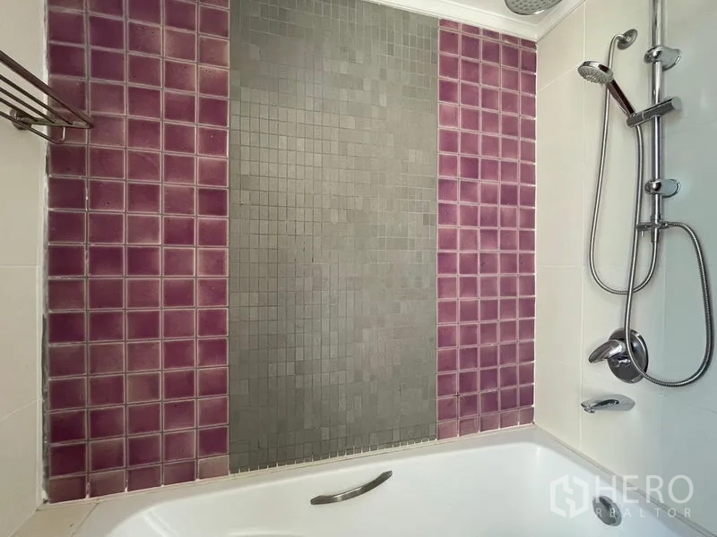 Condominium for rent in Watthana, Bangkok - Bathtub with mosaic tile feature wall and handheld shower.