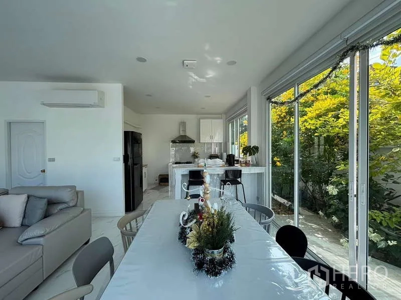 บ้าน ให้เช่าในLat Krabang, Bangkok - โซนรับประทานอาหารและครัวแบบเปิด มีเคาน์เตอร์บาร์ มองเห็นสวนเขียว