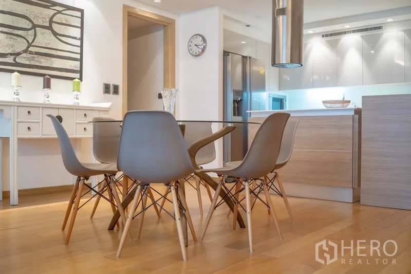 คอนโด ให้เช่าในPhaya Thai, Bangkok - พื้นที่รับประทานอาหารโต๊ะกระจกกับเก้าอี้โมเดิร์นติดกับครัว