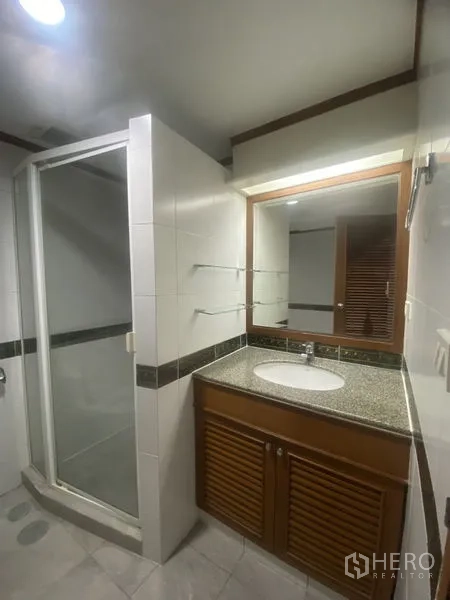 คอนโด ให้เช่าในPathum Wan, Bangkok - ห้องน้ำพร้อมตู้ล้างหน้าท็อปหิน ตู้บานไม้ และห้องอาบน้ำกระจก
