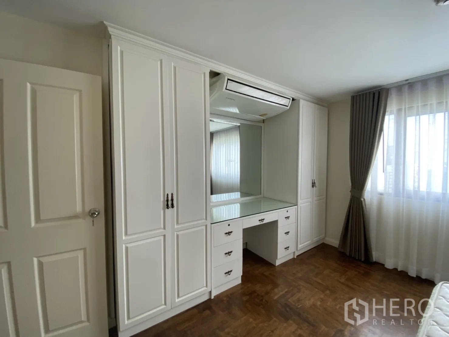 คอนโด ให้เช่าในWatthana, Bangkok - ตู้บิลท์อินพร้อมโต๊ะเครื่องแป้งและเครื่องปรับอากาศในห้องนอนใหญ่