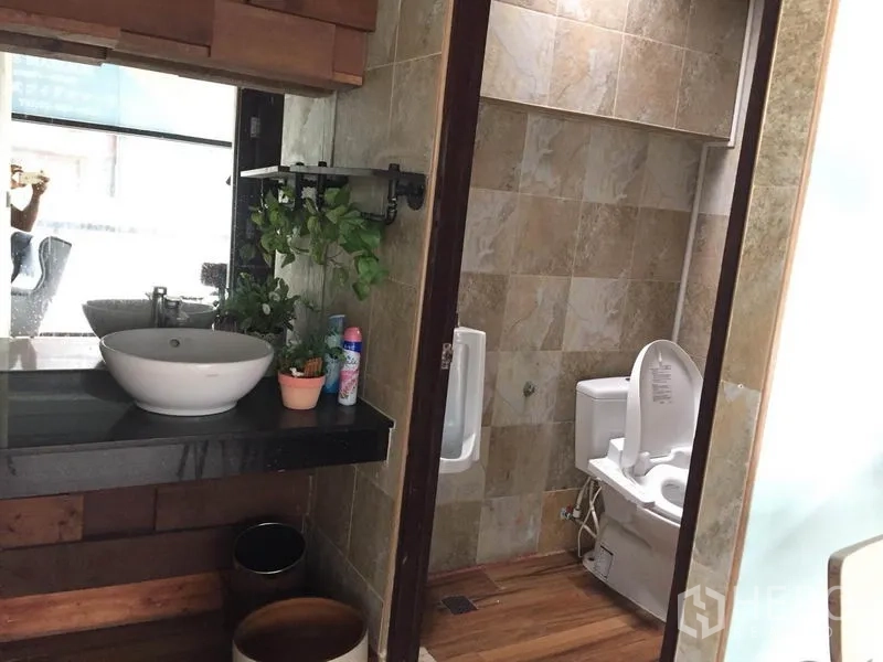 พื้นที่ขายปลีก ให้เช่าในWatthana, Bangkok - ห้องน้ำกรุกระเบื้องพร้อมอ่างล้างหน้าและโถสุขภัณฑ์ในทรัพย์สินย่านวัฒนา