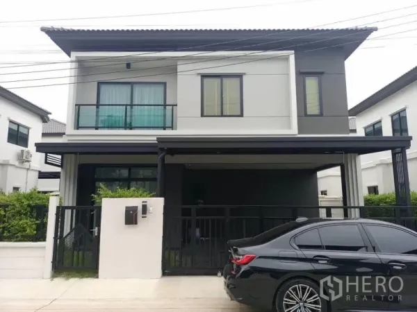 Detached House for rent in Khlong Sam Wa, Bangkok - Modern two-storey detached house facade with gated carport