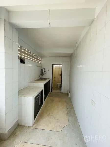 อาคารพาณิชย์ ให้เช่าในHuai Khwang, Bangkok - โซนอเนกประสงค์กรุกระเบื้องยาว มีอ่างล้าง และทางเข้าห้องน้ำ