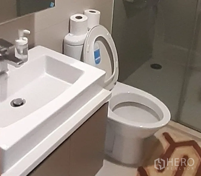 คอนโด ให้เช่าในKhlong Toei, Bangkok - ห้องน้ำสมัยใหม่ มีอ่างล้างหน้า โถสุขภัณฑ์ และห้องอาบน้ำกระจก