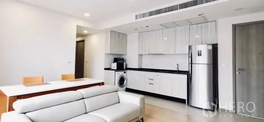 公寓 出租或出售在Watthana, Bangkok - 开放式厨房全景，白色橱柜与不锈钢冰箱。