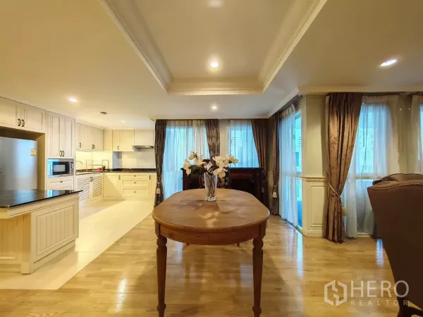 คอนโด ให้เช่าในPathum Wan, Bangkok - โต๊ะทานอาหารหันหน้าเข้าครัวยูเชป ตู้สีครีมและหน้าต่างบานใหญ่