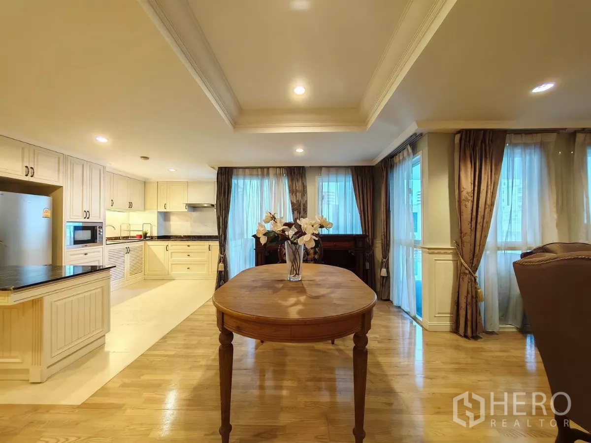 คอนโด ให้เช่าในPathum Wan, Bangkok - โต๊ะทานอาหารหันหน้าเข้าครัวยูเชป ตู้สีครีมและหน้าต่างบานใหญ่