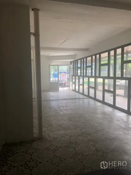Retail Space for rent in Khlong Toei, Bangkok - Open-plan retail unit with patterned tile flooring and full-height glass storefront near BTS Thonglor.