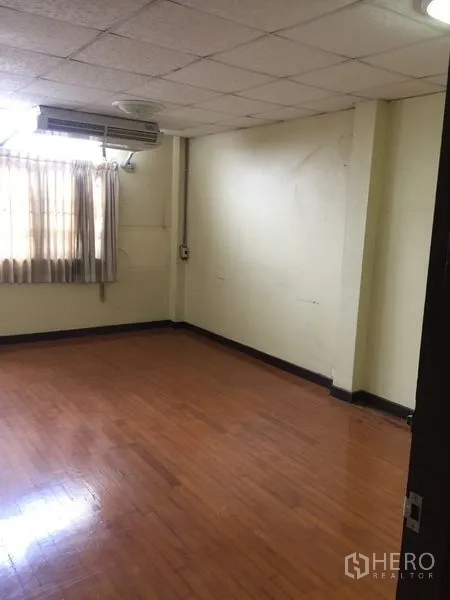 ทาวน์เฮาส์ ให้เช่าในKhlong Toei, Bangkok - ห้องนอนพื้นไม้ มีเครื่องปรับอากาศติดหน้าต่างและผ้าม่าน