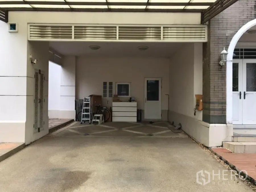 独立式住宅 出租在Bang Khen, Bangkok - 有顶车棚，可停两车，并设侧门入户。