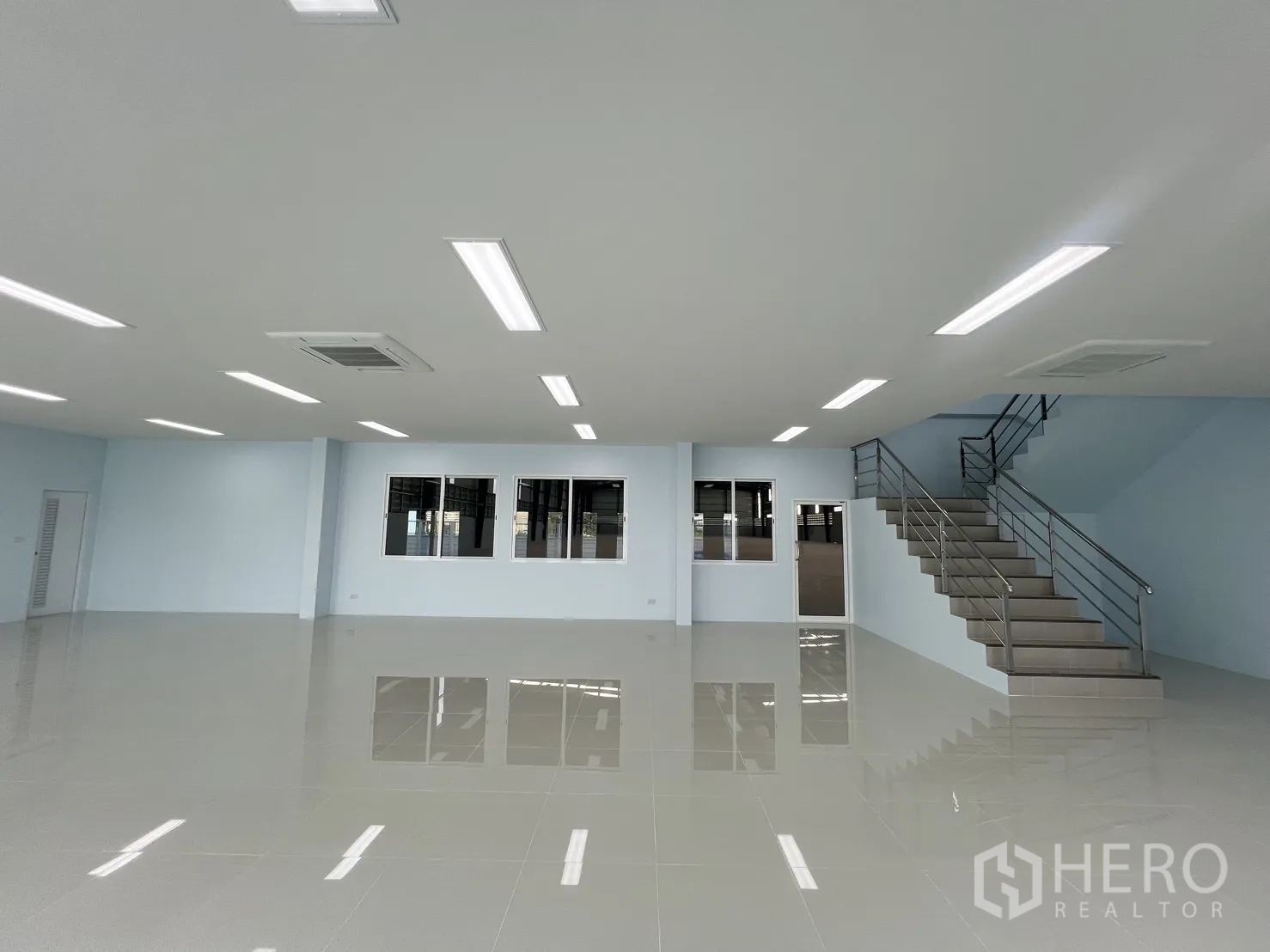 คลังสินค้า ให้เช่าในMueang Samut Prakan, Samut Prakan - พื้นที่ออฟฟิศชั้นล่างพร้อมบันไดและช่องหน้าต่างมองเห็นพื้นที่โกดัง