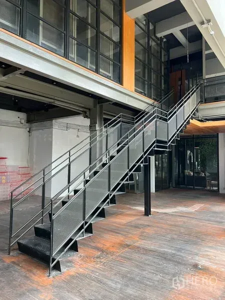 พื้นที่ขายปลีก ให้เช่าในWatthana, Bangkok - ภายในสไตล์อุตสาหกรรม บันไดเหล็กและกระจกสูงจรดเพดาน