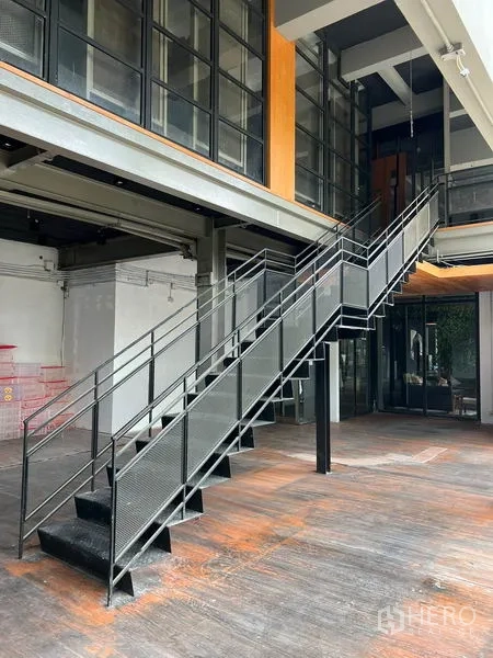 พื้นที่ขายปลีก ให้เช่าในWatthana, Bangkok - ภายในสไตล์อุตสาหกรรม บันไดเหล็กและกระจกสูงจรดเพดาน