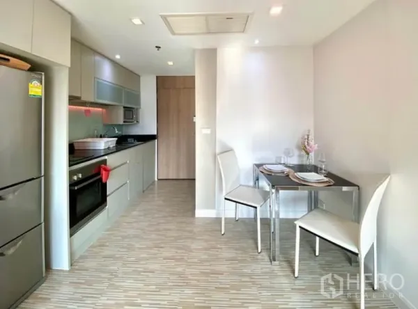 คอนโด ให้เช่าในKhlong Toei, Bangkok - ครัวแบบเปิดมีเตาอบ ไมโครเวฟ ตู้เก็บของ พร้อมพื้นที่ทานอาหาร