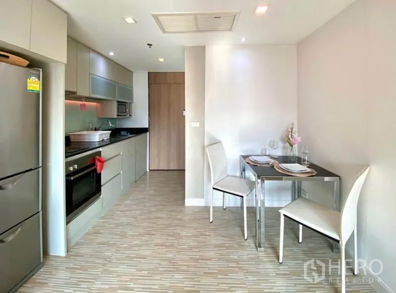 คอนโด ให้เช่าในKhlong Toei, Bangkok - ครัวแบบเปิดมีเตาอบ ไมโครเวฟ ตู้เก็บของ พร้อมพื้นที่ทานอาหาร