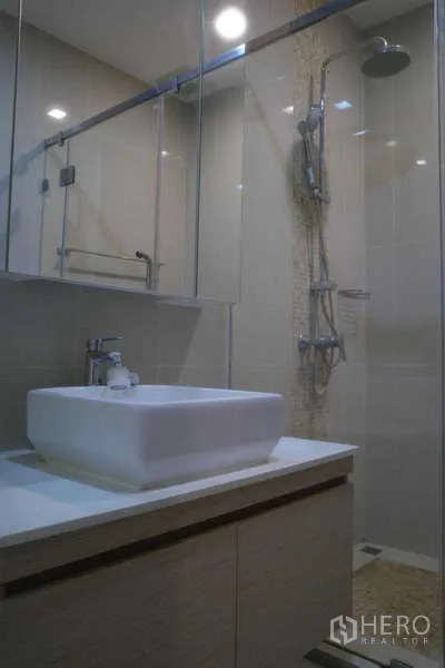 คอนโด ขายในRatchathewi, Bangkok - ห้องน้ำมีอ่างล้างหน้าแบบวางบนเคาน์เตอร์ ตู้กระจก และห้องอาบน้ำกระจก