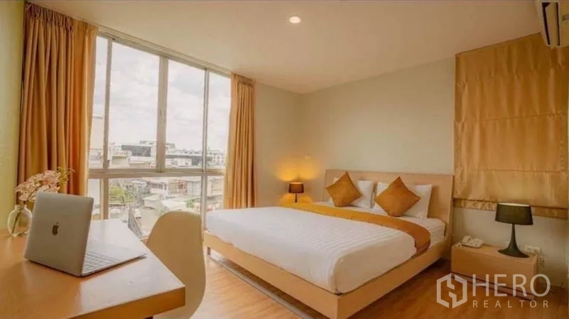 零售空间 出售在Phra Nakhon, Bangkok - 卧室配大窗城市景观、书桌与素雅装饰。