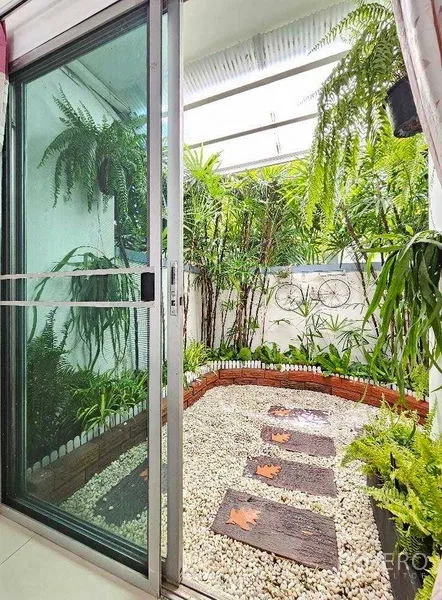 สำนักงานที่บ้าน ให้เช่าหรือขายในSuan Luang, Bangkok - สวนทรอปิคัลมีหลังคา ทางเดินแผ่นไม้และประตูกระจกบานเลื่อน
