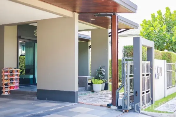 Detached House for rent or sale in Lam Luk Ka, Pathum Thani - Main gate and covered walkway leading to the carport with wood ceiling.